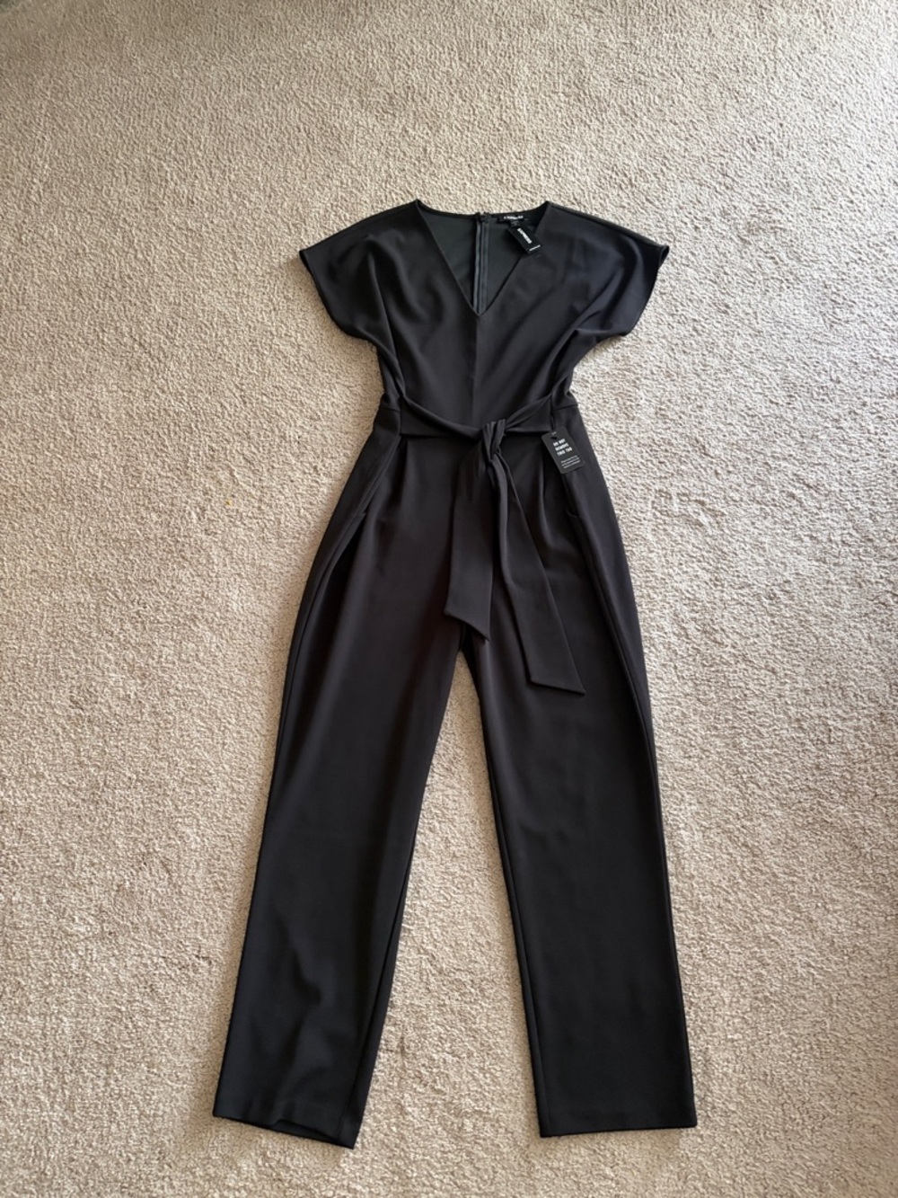 Express Black Women's V-Neck Belted Jumpsuit size M NWT - Picture 2 of 6